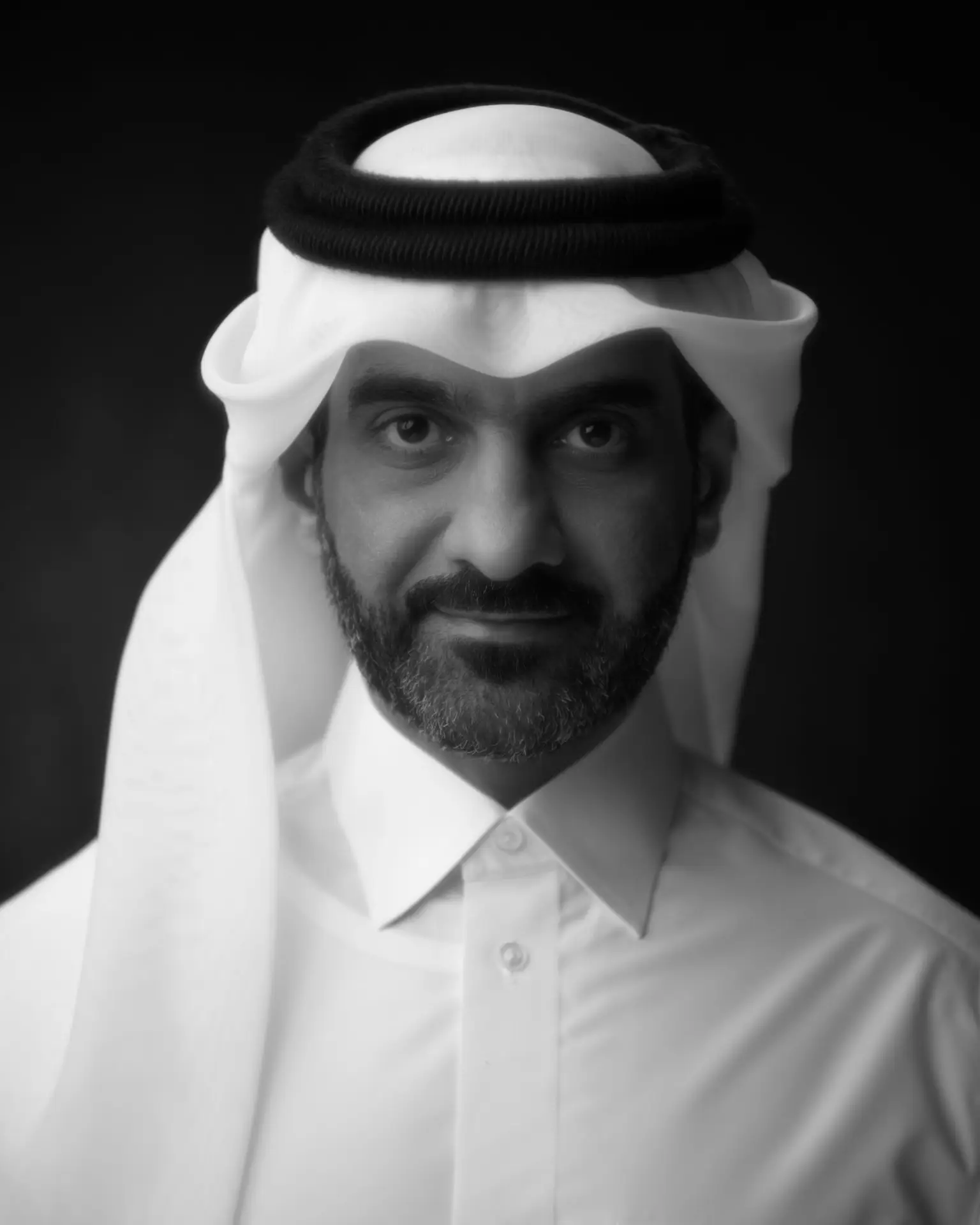 Black and white founder portrait in traditional Qatari dress, PANORAMAWORKS Studio Doha